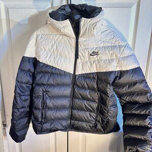 NIKE Therma Fit Down Puffer Jacket Hooded Womens Size Med Black/White